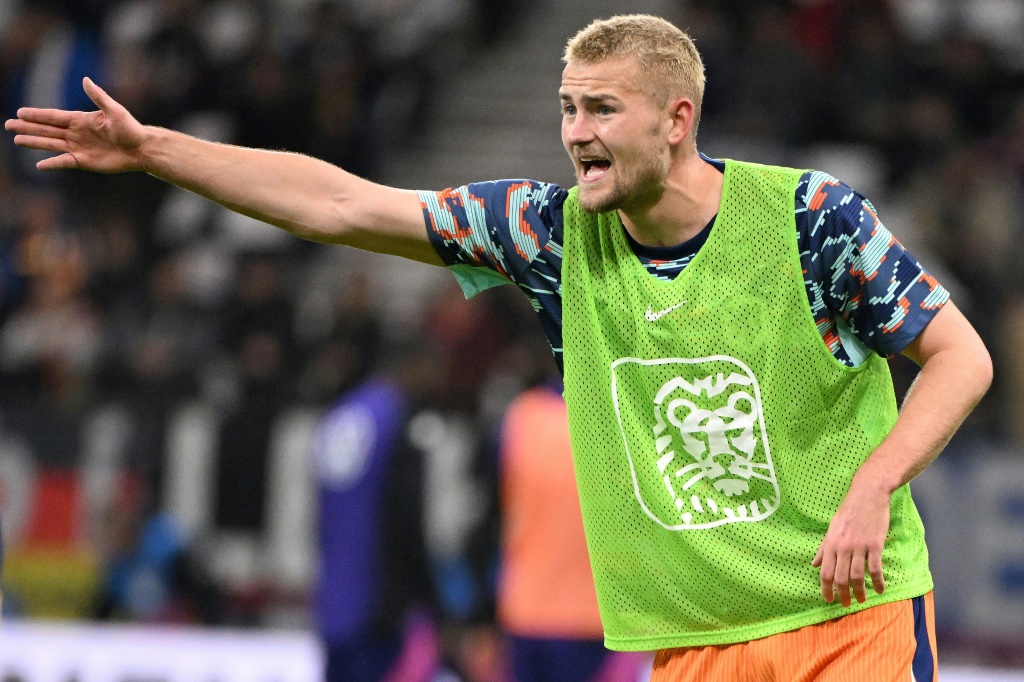 مدافع منتخب هولندا ماتيس دي ليخت يتفاعل أثناء عمليات الإحماء قبل المباراة الودية ضد ألمانيا في فرانكفورت، غرب ألمانيا، في 26 آذار/مارس 2024 (ا ف ب)