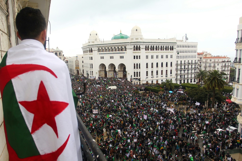 تظاهرة حاشدة في الجزائر في إطار الحراك ضد النظام في 22 آذار/مارس 2019 (ا ف ب)   