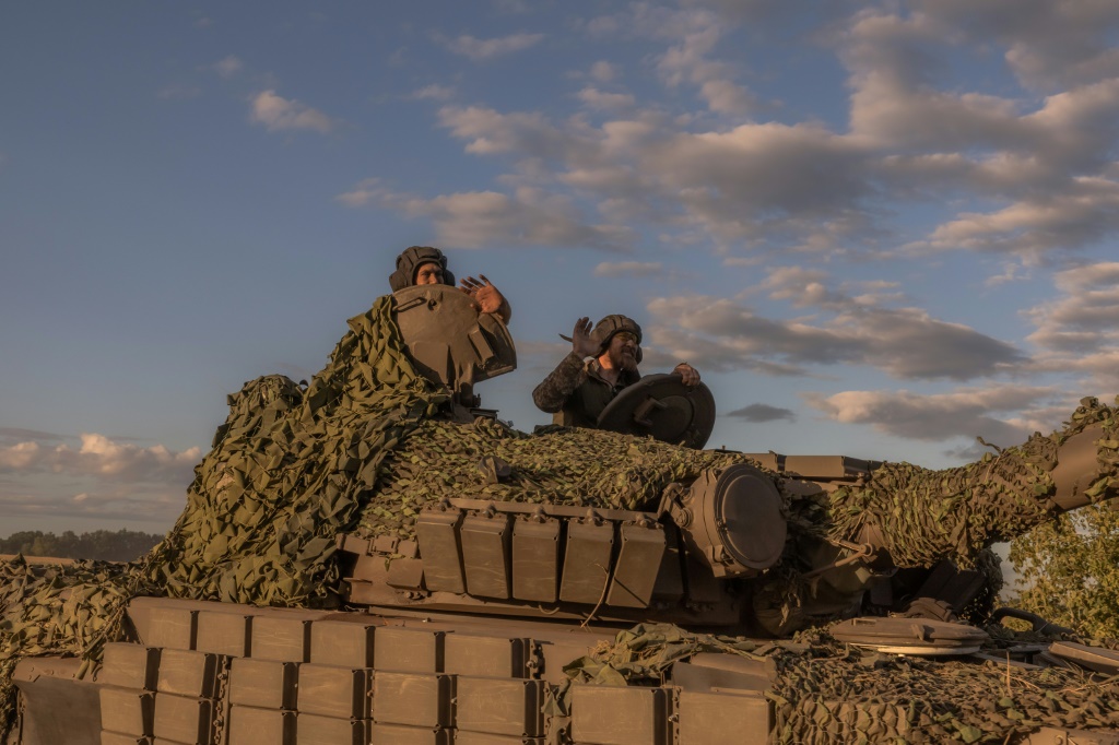    جنود أوكرانيون يستخدمون دبابة T-72 سوفيتية الصنع في منطقة سومي، بالقرب من الحدود مع روسيا (ا ف ب)   
