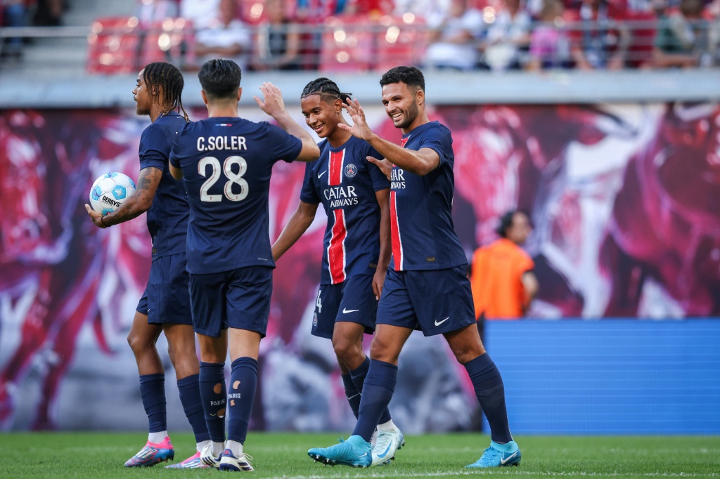 خسر سان جرمان خدمات نجمه كيليان مبابي لكنه لا يزال الاوفر حظا للاحتفاظ بلقب الدوري الفرنسي (ا ف ب)