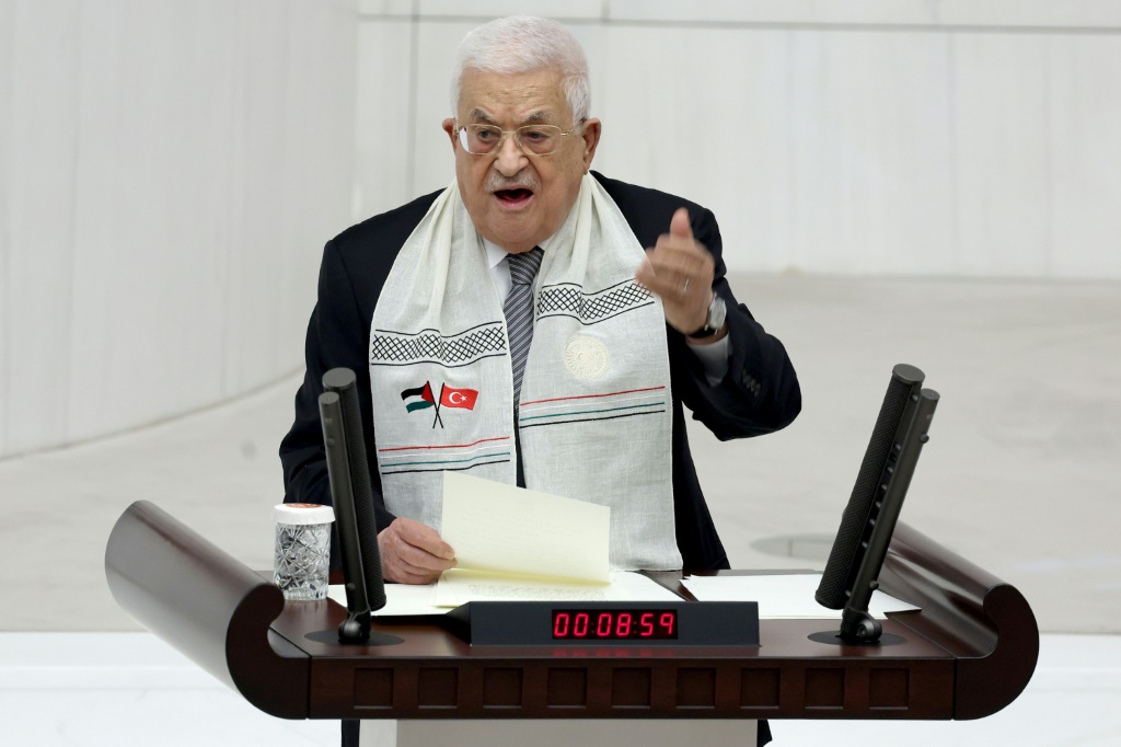 عباس يرأس حركة فتح الفلسطينية، وهي منافسة لحركة حماس. (أ ف ب)   