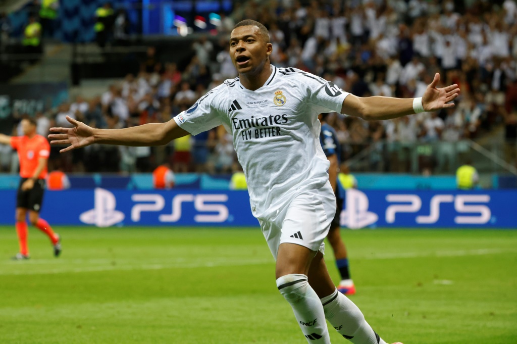 مبابي سجّل باكورة أهدافه مع ريال مدريد في مباراته الرسمية الاولى امام اتالانتا الإيطالي في الكأس السوبر الأوروبية (ا ف ب)