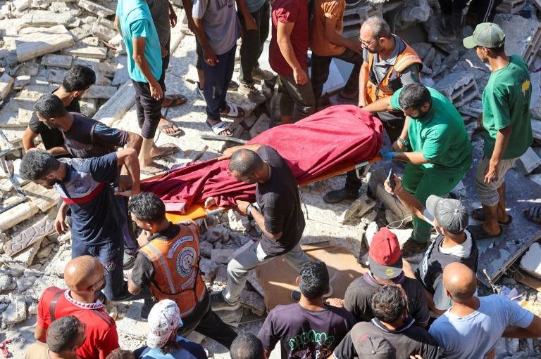 فلسطينيون يحملون جثة شخص قتل في قصف إسرائيلي في غرب مدينة غزة في الرابع من آب/أغسطس 2024 (أ ف ب)