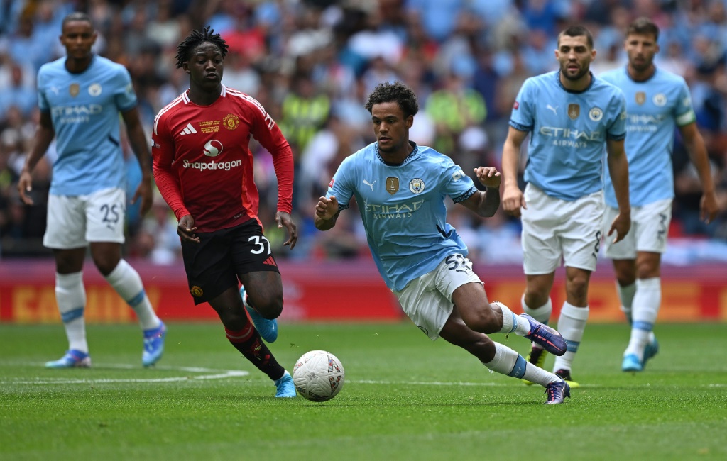 النروجي أوسكار بوب لاعب خط وسط مانشستر سيتي الانكليزي خلال مباراة فريقه مع مانشستر يونايتد على ملعب ويمبلي في لندن في 10 آب/أغسطس 2024 (ا ف ب)