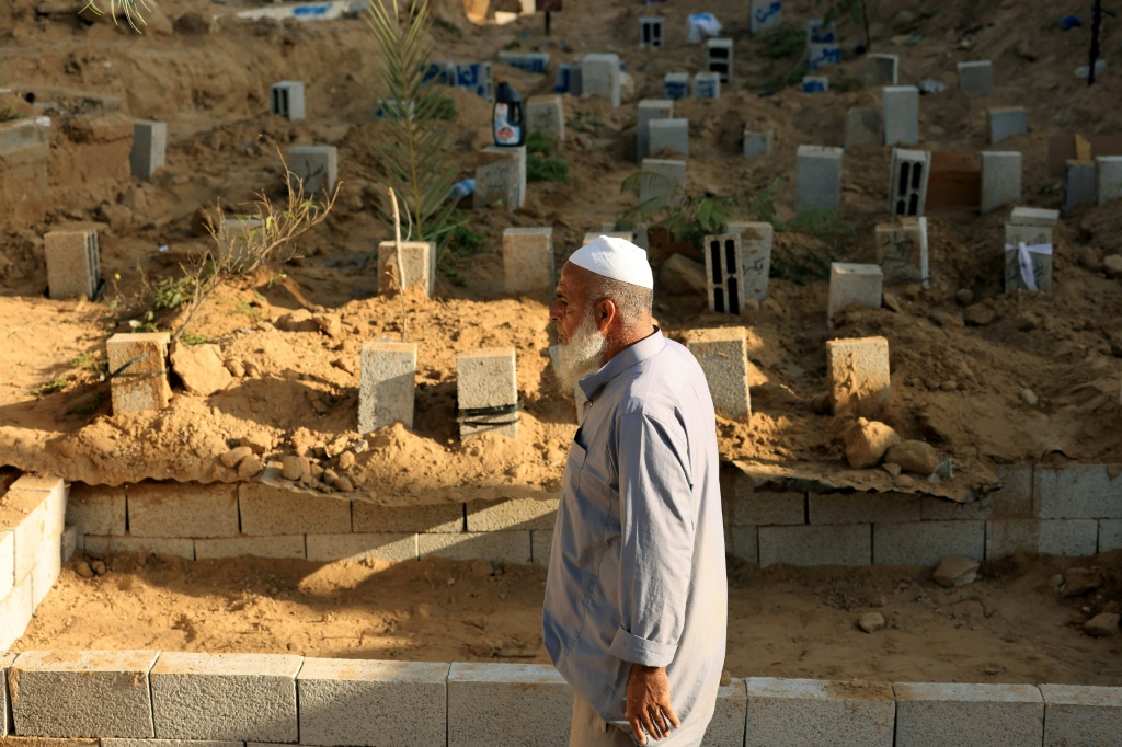    يقول حفار القبور الفلسطيني سعدي حسن بركة إنه يدفن الموتى منذ 28 عامًا، لكنه لم يكن منشغلاً بهذا القدر وسط حرب غزة (أ ف ب)   