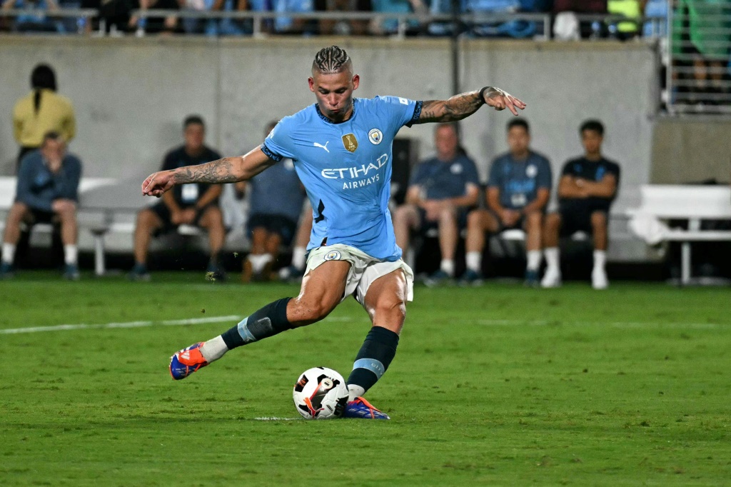وقّع إيبسويتش تاون مع لاعب الوسط كالفن فيليبس قادماً من مانشستر سيتي على سبيل الإعارة (ا ف ب)