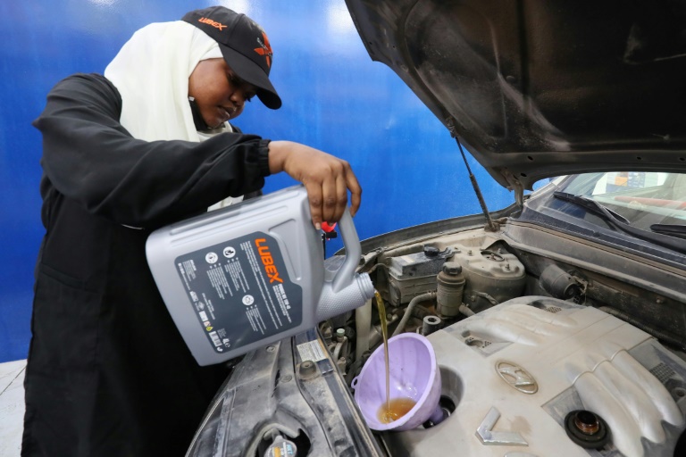 السودانية أسوار مصطفى تعمل في كاراج للسيارات في مصراتة في ليبيا في 31 تموز/يوليو 2024 (أ ف ب)