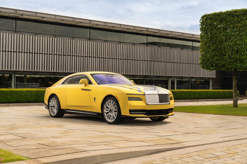 Rolls-Royce Spectre Semaphore: الفخامة المطلقة في إصدار أصفر فريد (الرجل)