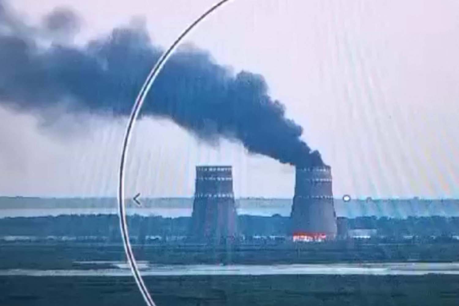 صورة من لقطات نشرتها الرئاسية الأوكرانية لحريق في برج التبريد بمحطة زابوريجيا للطاقة النووية (أ.ف.ب)
