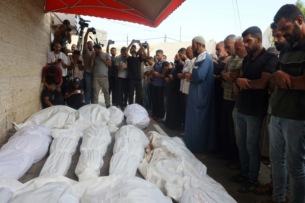  فلسطينيون يؤدون صلاة الجنازة على أقاربهم الذين قتلوا في غارة إسرائيلية في مستشفى شهداء الأقصى في دير البلح وسط قطاع غزة في 17 من آب/اغسطس 2024 (ا ف ب)