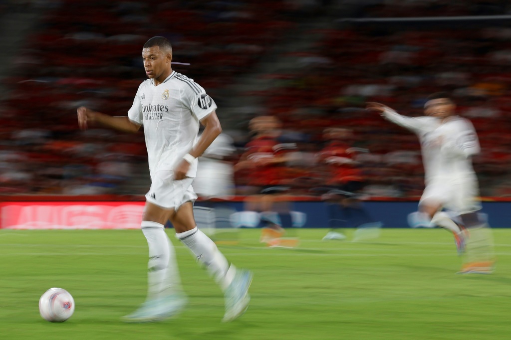 مبابي خاض مباراته الاولى على الإطلاق في الدوري الإسباني لكرة القدم يقميص ريال مدريد (ا ف ب)