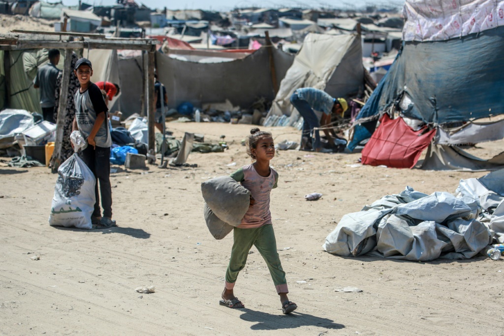 أطفال فلسطينيون في مخيم للنازحين في خان يونس في جنوب قطاع غزة في 18 آب/أغسطس 2024 (أ ف ب)   