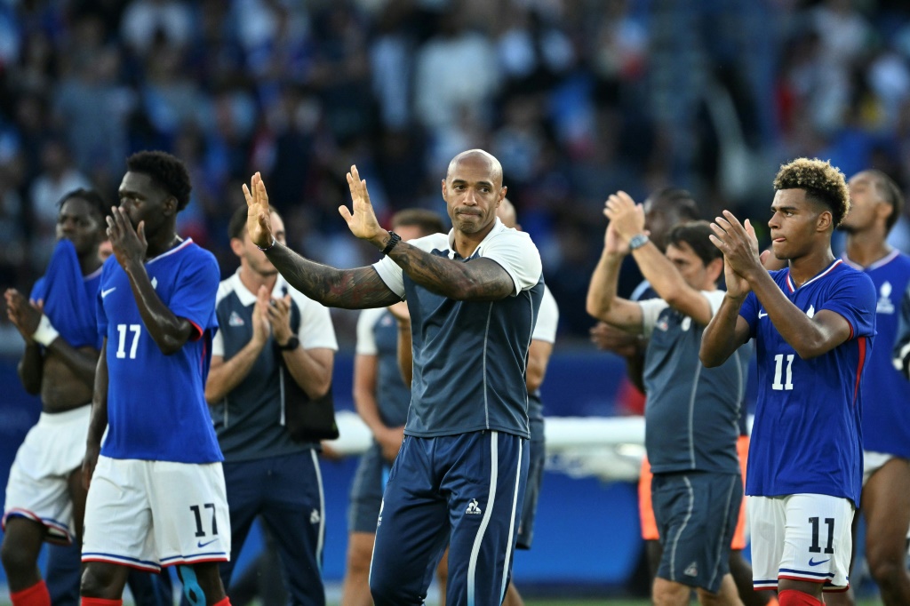 مدرب منتخب فرنسا الاولمبي تييري هنري يحيي جماهير بلاده في نهاية المباراة النهائية لمسابقة كرة القدم في دورة الالعاب الاولمبية. 9 اب/اغسطس 2024 (ا ف ب)
