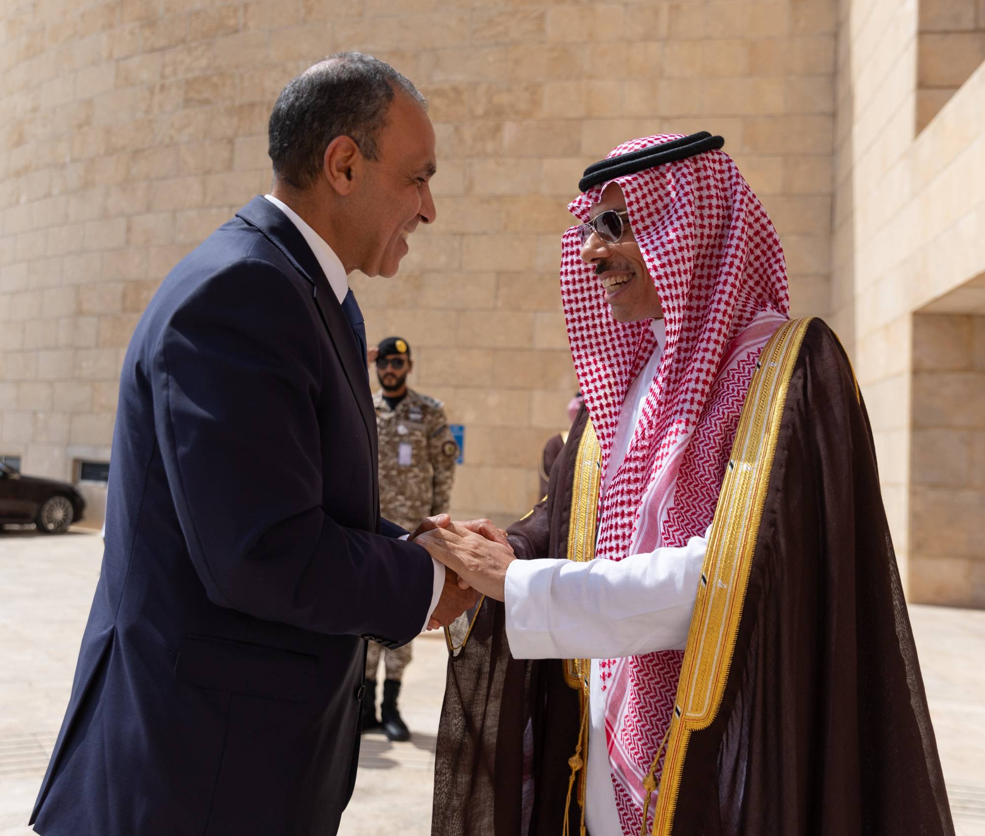 الأمير فيصل بن فرحان مستقبِلاً الدكتور بدر عبد العاطي وزير الخارجية والهجرة في مصر (واس)