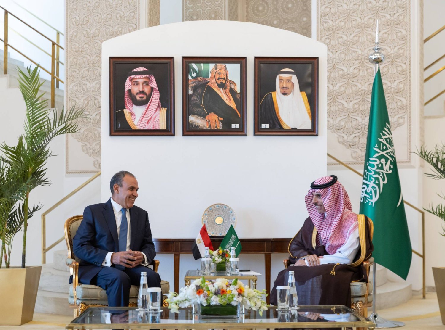 الأمير فيصل بن فرحان مستقبِلاً الدكتور بدر عبد العاطي وزير الخارجية والهجرة في مصر (واس)