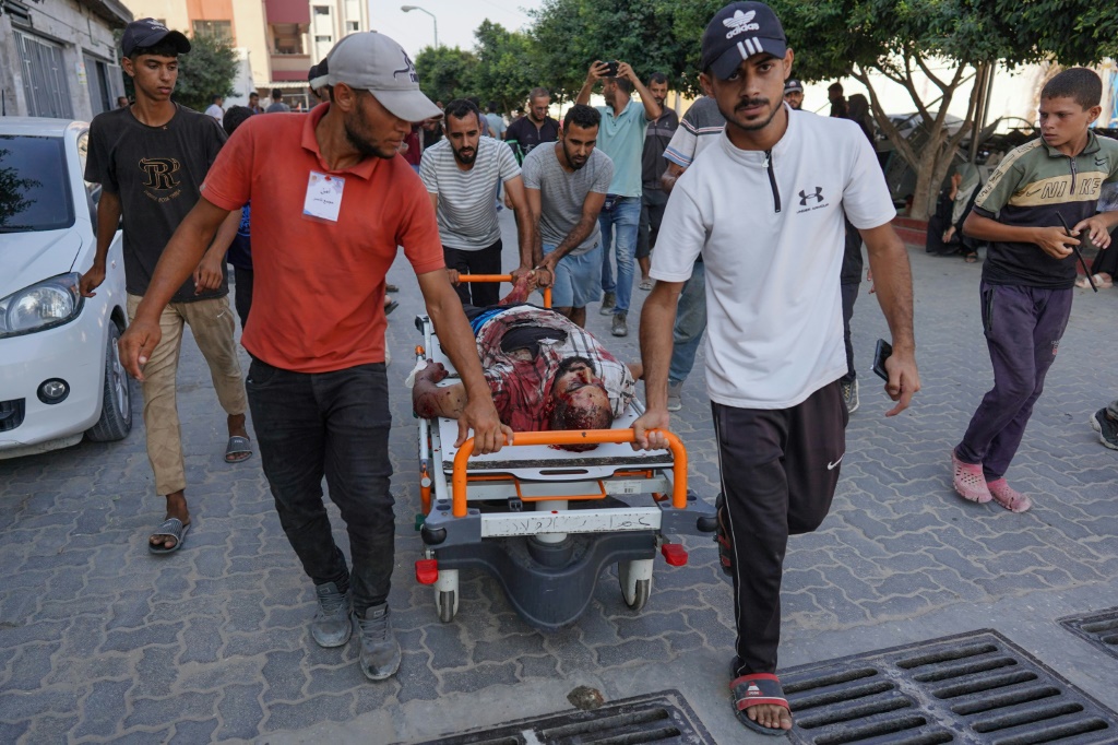  فلسطينيون ينقلون جريحا في قصف إسرائيلي الى مستشفى ناصر في جنوب قطاع غزة في 19 آب/أغسطس 2024 (ا ف ب)