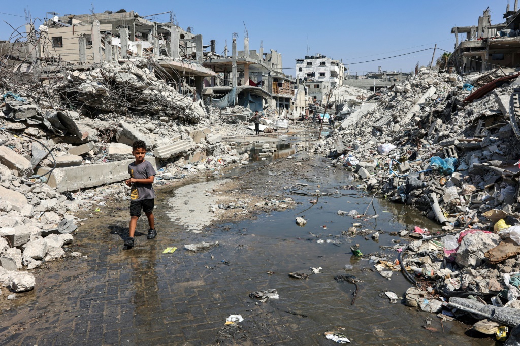 يبلغ متوسط ​​المياه المتاحة لسكان غزة حاليًا 4.74 لترًا يوميًا، "أقل من ثلث الحد الأدنى الموصى به في حالات الطوارئ"، أو ما يعادل "أقل من تدفق مياه المرحاض مرة واحدة"، وفقًا لما ذكرته منظمة أوكسفام في يوليو/تموز. (أ ف ب)   