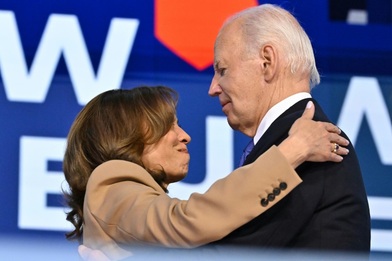 الرئيس الأميركي جو بايدن معانقا نائبته كامالا هاريس في اليوم الأول من المؤتمر العام للحزب الديموقراطي في 19 آب/أغسطس 2024 في شيكاغو (أ ف ب)