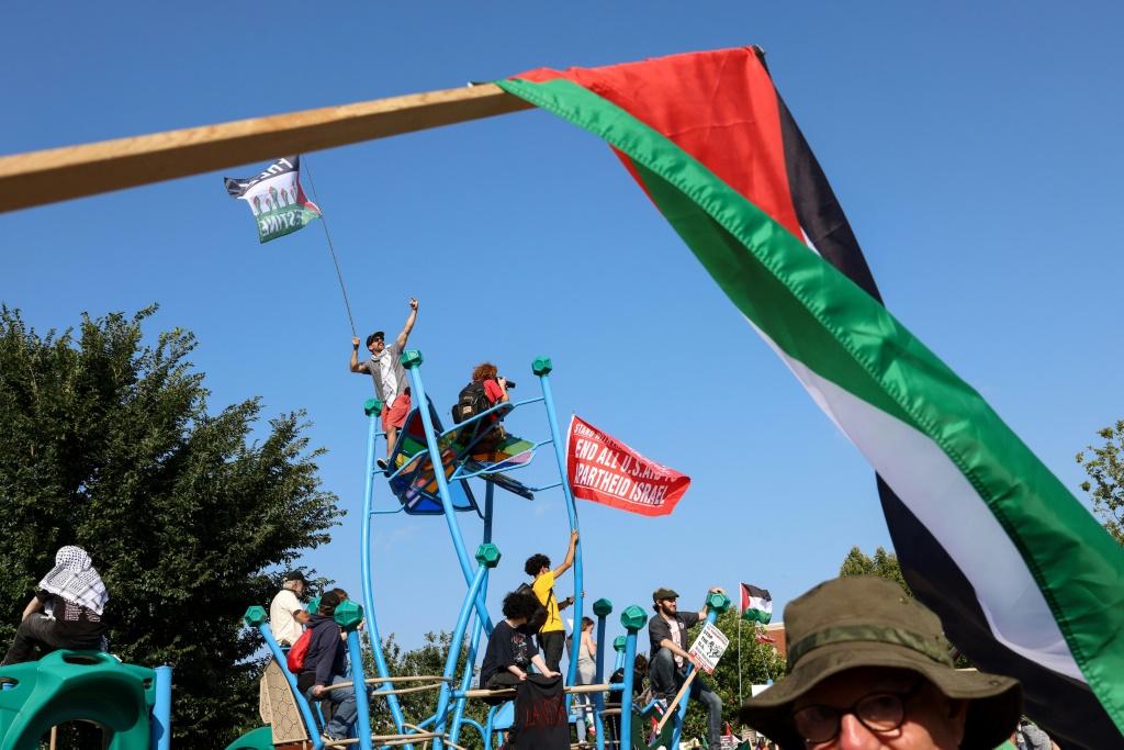 متظاهرون مؤيدون للفلسطينيين خارج مقر انعقاد المؤتمر الوطني للحزب الديموقراطي في شيكاغو بتاريخ 19 آب/اغسطس 2024 (ا ف ب)
