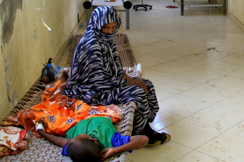 طفل سوداني يتلقى العلاج من الكوليرا في ولاية كسلا، حيث تقول السلطات إن الحالات ارتفعت (أ ف ب)   