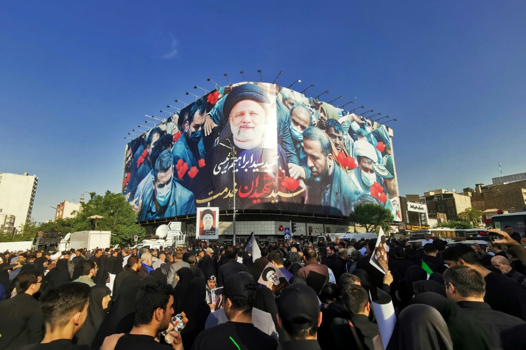 مشاركون في مراسم جنازة الرئيس الإيراني ابراهيم رئيسي في طهران في 22 أيار/مايو 2024 (أ ف ب)   