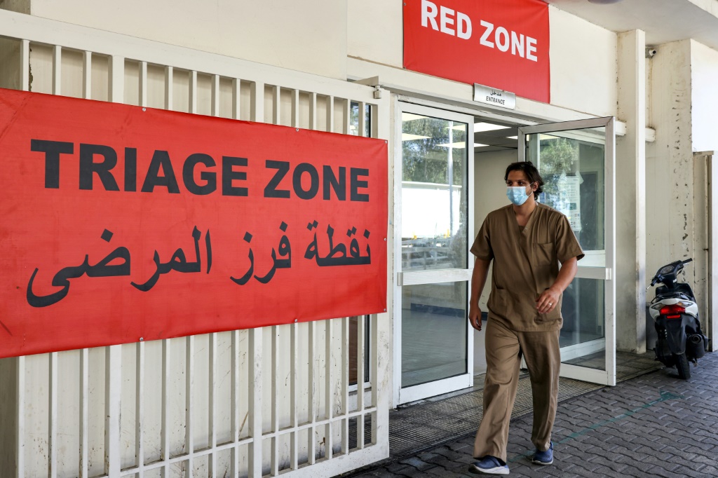 ممرضة تصل للتدريب في مستشفى رفيق الحريري في بيروت (أ ف ب)   