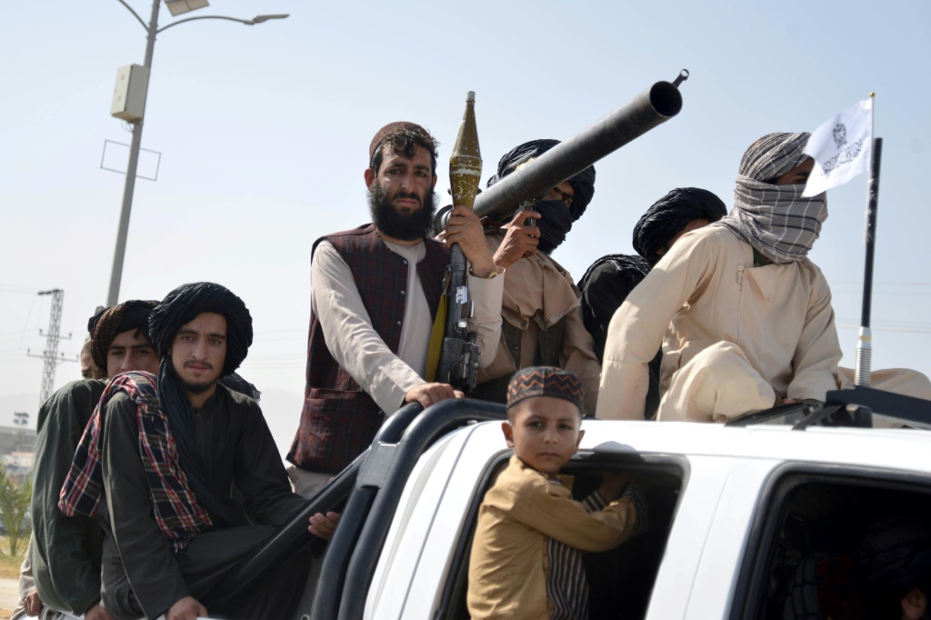 أفراد أمن طالبان يشاركون في عرض عسكري في قندهار للاحتفال بالذكرى الثالثة لسيطرتهم على أفغانستان (أ ف ب)   