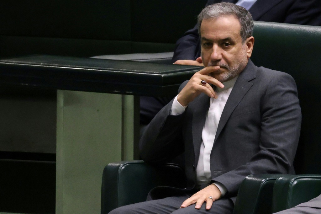 عباس عراقجي خلال جلسة للبرلمان في طهران في 17 آب/أغسطس 2024 (أ ف ب)   