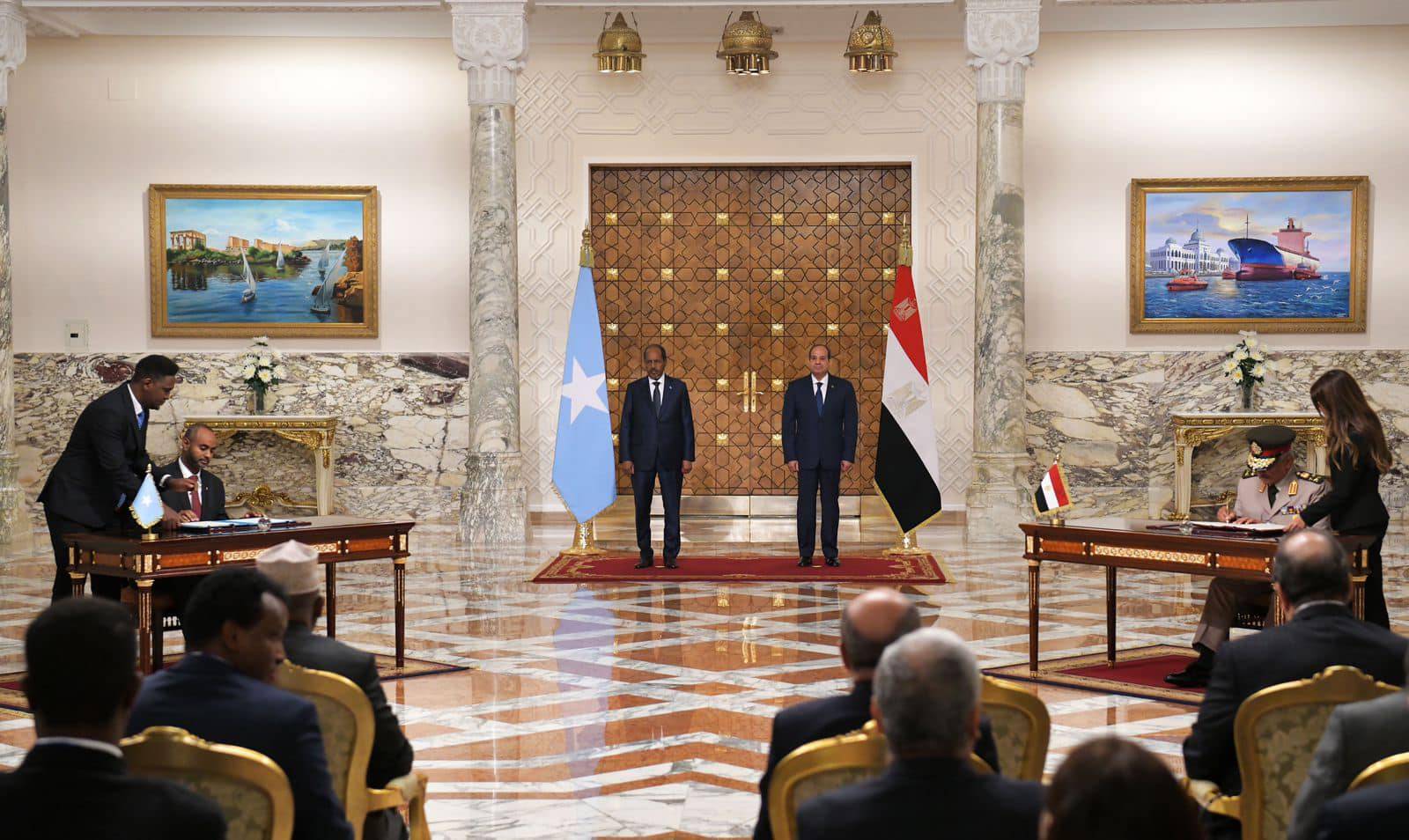 السيسي ونظيره الصومالي يشهدان مراسم التوقيع على بروتوكول التعاون العسكري (الرئاسة المصرية)
