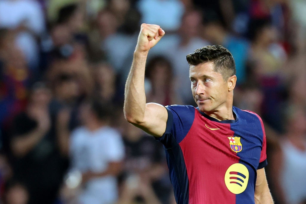 البولندي روبرت ليفاندوفسكي فرحا بتسجيله لهدف الثاني لبرشلونة امام أتلتيك بلباو على ملعب لويس كومباني الأولمبي في برشلونة في 24 آب/أغسطس 2024 (ا ف ب)