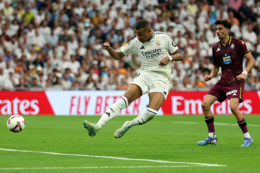 مبابي خاض مباراته الاولى مع ريال مدريد على ملعب سانتياغو برنبايو (ا ف ب)