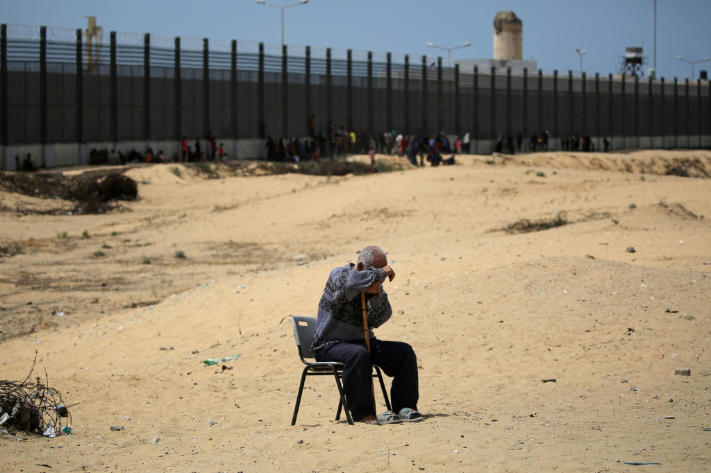 رجل يجلس في مخيم للنازحين في رفح جنوب قطاع غزة على الحدود مع مصر في 28 نيسان/أبريل 2024 (أ ف ب)    
