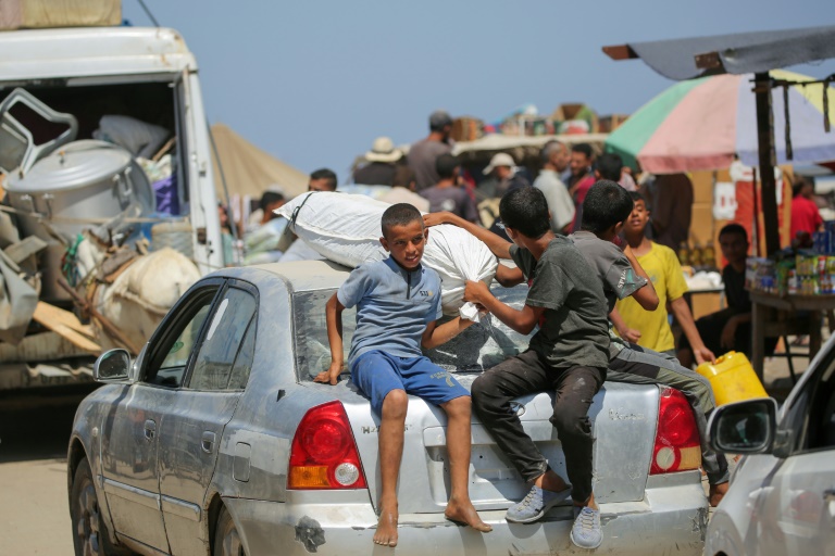 نازحون فلسطينيون يغادرون محيط مستشفى الأقصى في دير البلح في وسط قطاع غزة في 26 آب/أغسطس 2024 بعد أوامر إسرائيلية بالإخلاء (أ ف ب)