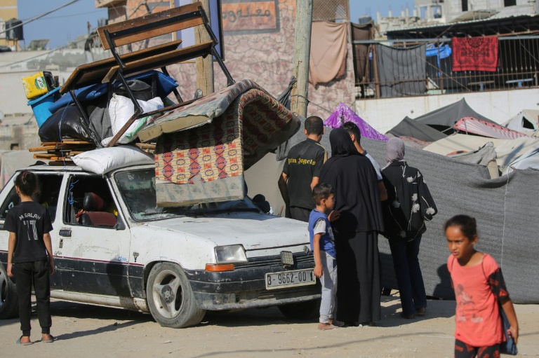 نازحون فلسطينيون يستعدون لمغادرة محيط مستشفى الأقصى في وسط قطاع غزة في 26 آب/أغسطس 2024 بعد أوامر إسرائيلية بالإخلاء (أ ف ب)