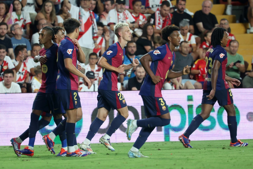 لاعبو برشلونة يحتفلون بهدف داني اولمو خلال لقاء رايو فايكانو ضمن الدوري الإسباني (ا ف ب)