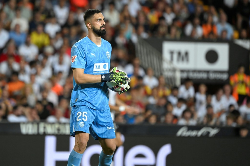 جورجي مامارداشفيلي، حارس مرمى فالنسيا في مباراة أمام برشلونة ضمن الدوري الإسباني لكرة القدم. فالنسيا في 17 آب/أغسطس 2024 (ا ف ب)