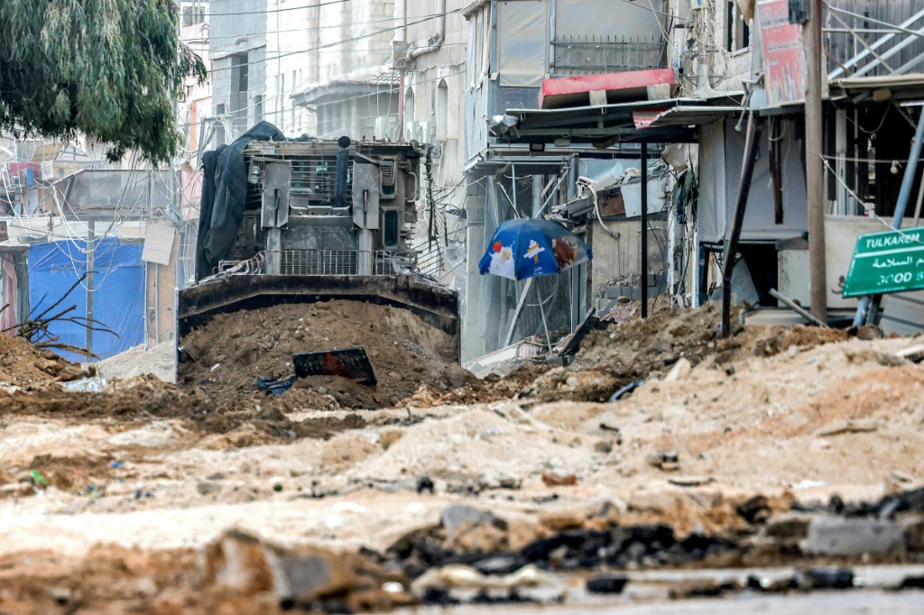 ترى الصحيفة أن الفارق الواضح بين مسرحي غزة والضفة الغربية، هو أنه لا توجد مستوطنات في القطاع ولم يتم اتخاذ قرار بإعادة إنشائها (أ ف ب)