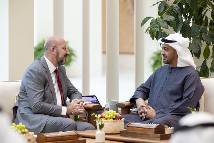 الشيخ محمد بن زايد آل نهيان رئيس دولة الامارات العربية المتحدة مع شارل ميشيل رئيس مجلس الاتحاد الأوروبي (وام)