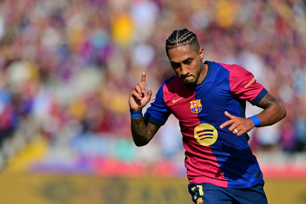 البرازيلي رافينيا جناح برشلونة يحتفل بتسجيله الهدف الأوّل في مرمى بلد الوليد، في المرحلة الرابعة من الدوري الإسباني لكرة القدم. برشلونة، في 31 آب/أغسطس 2024 (ا ف ب)