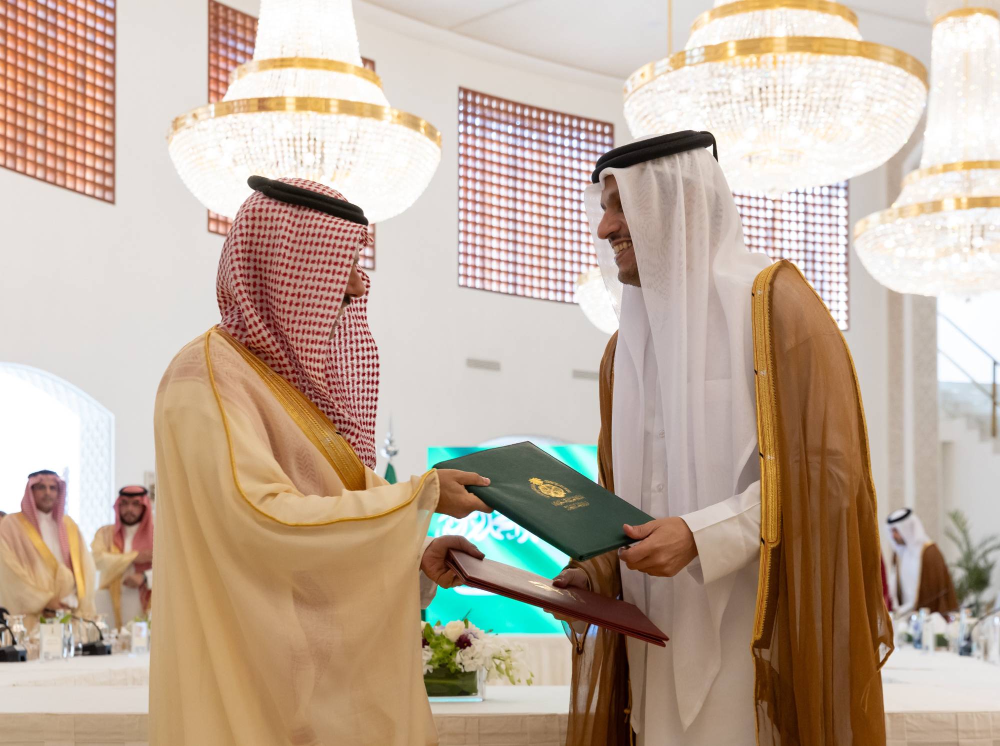 الأمير فيصل بن فرحان والشيخ محمد بن عبد الرحمن بن جاسم آل ثاني عقب التوقيع على محضر الاجتماع (الخارجية السعودية)