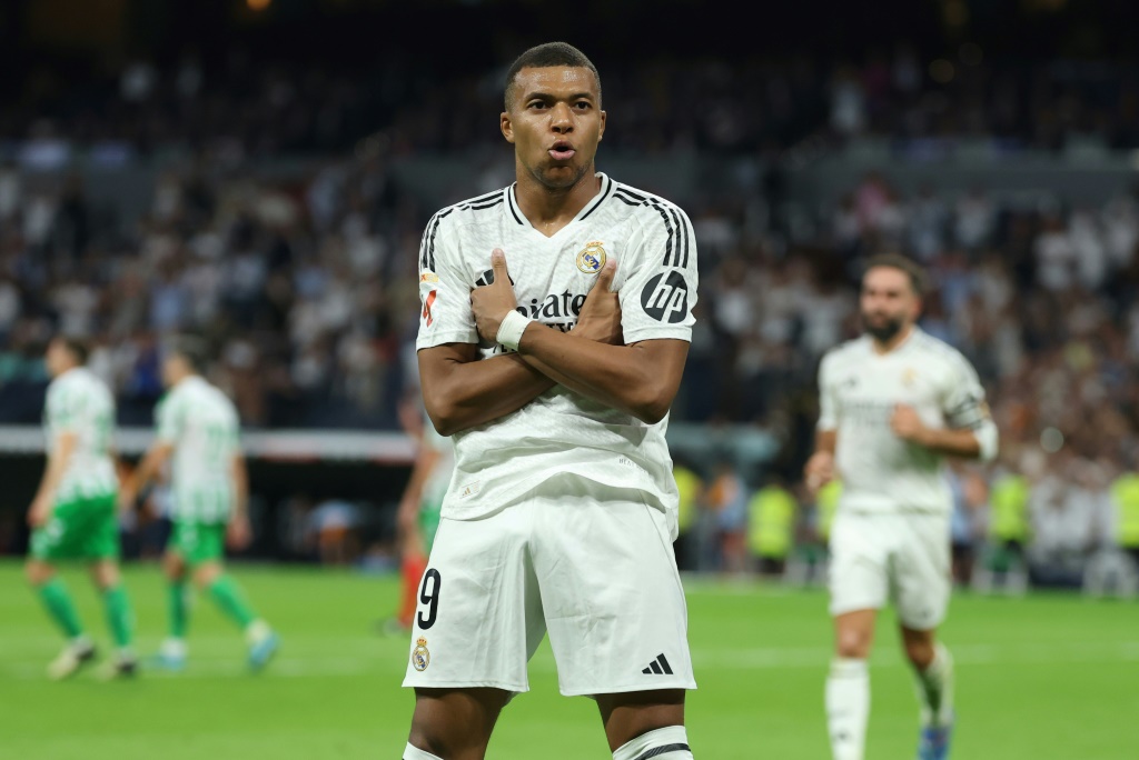 الفرنسي كيليان مبابي مهاجم ريال مدريد محتفلا بتسجيله هدف فريقه الثاني من ركلة جزاء في مرمى ريال بيتيس على ملعب سانتياغو برنابيو في الاول من أيلول/سبتمبر 2024 (ا ف ب)