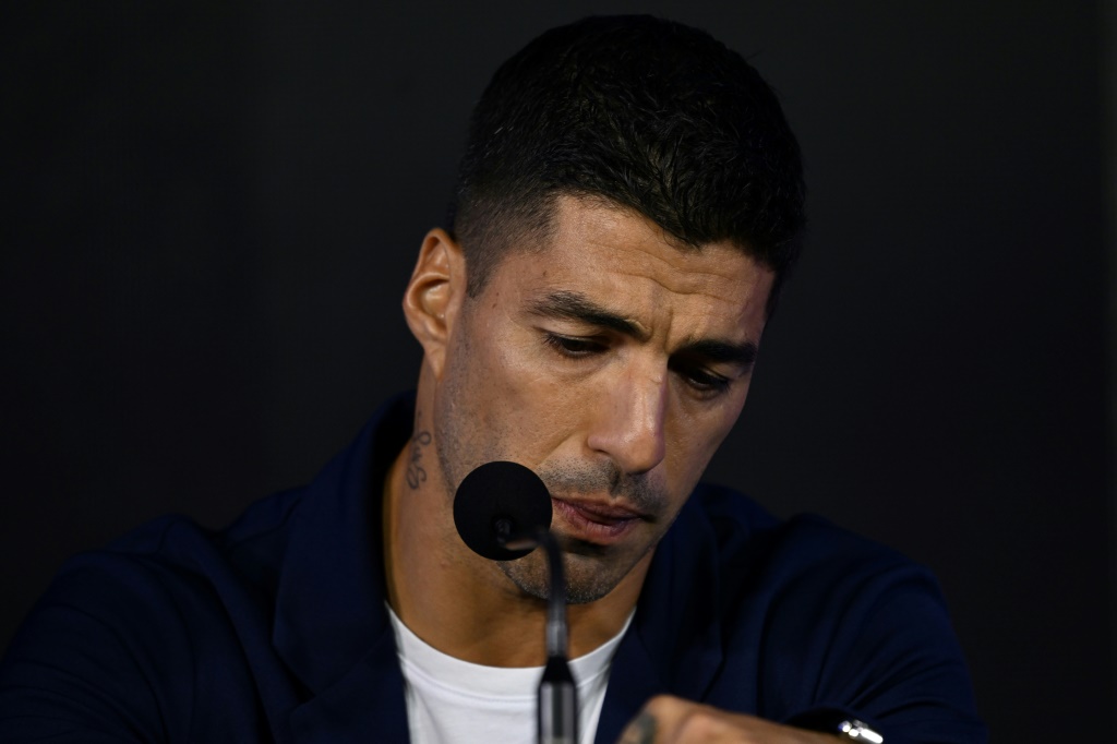 المهاجم الأوروغوياني لويس سواريس خلال اعلانه اعتزال اللعب مع منتخب بلاده لكرة القدم. مونتيفيديو في الثاني من أيلول/سبتمبر 2024 (ا ف ب)