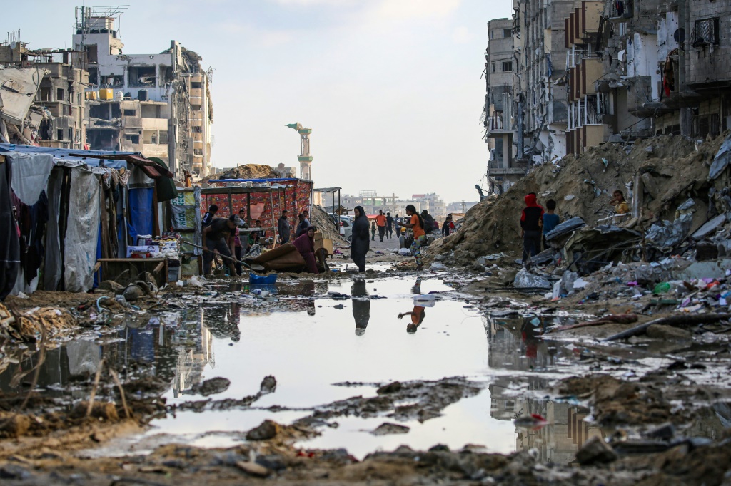 نازحون فلسطينيون في خان يونس في جنوب قطاع غزة في 16 أيار/مايو 2024 (أ ف ب)   
