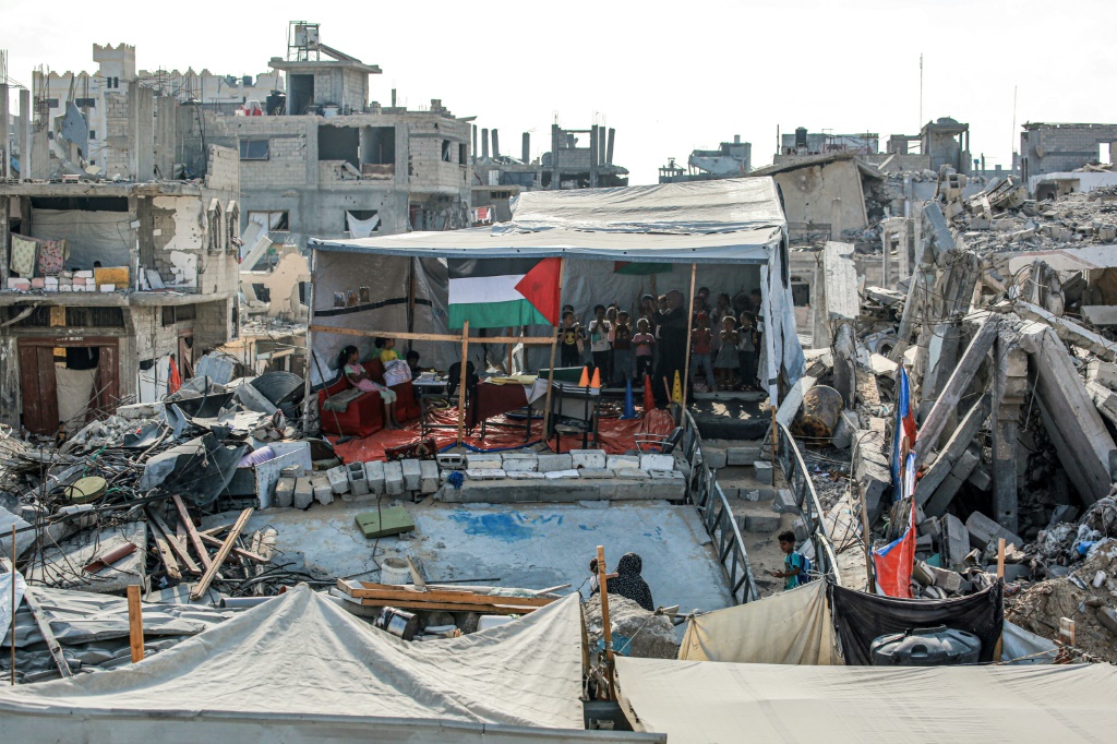    وتقول حركة حماس التي تحكم غزة إن الاتفاق الجديد غير ضروري لأنها وافقت قبل أشهر على هدنة حددها الرئيس الأمريكي جو بايدن. (أ ف ب)   