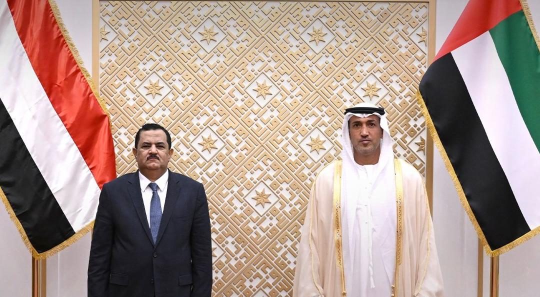 وزير الدفاع اليمني الفريق الركن محسن محمد الداعري مع وزير الدولة لشؤون الدفاع الإماراتي محمد بن مبارك المزروعي (سبأ)