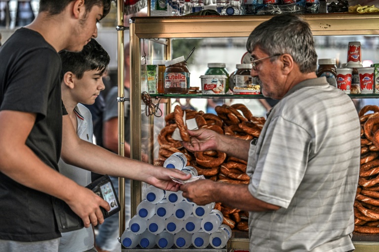 بائع متجول يبيع خبز السيميت التقليدي في منطقة أمينونو بإسطنبول في 30 آب/أغسطس 2024(أ ف ب)