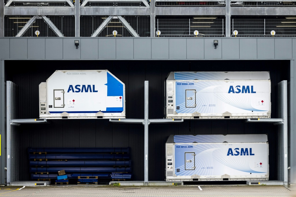 تنتج شركة ASML آلات متطورة تستخدم في تصنيع أشباه الموصلات (أ ف ب)   
