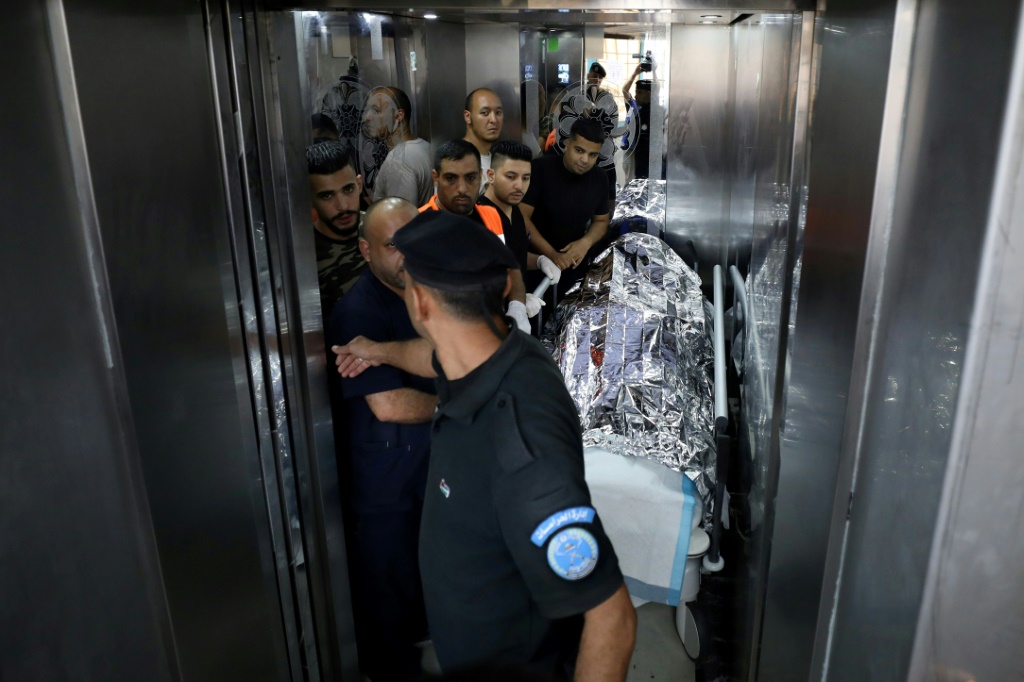 مسعفون ينقلون جثمان مواطنة أميركية قتلت بالرصاص في شمال الضفة الغربية المحتلة (أ ف ب)   