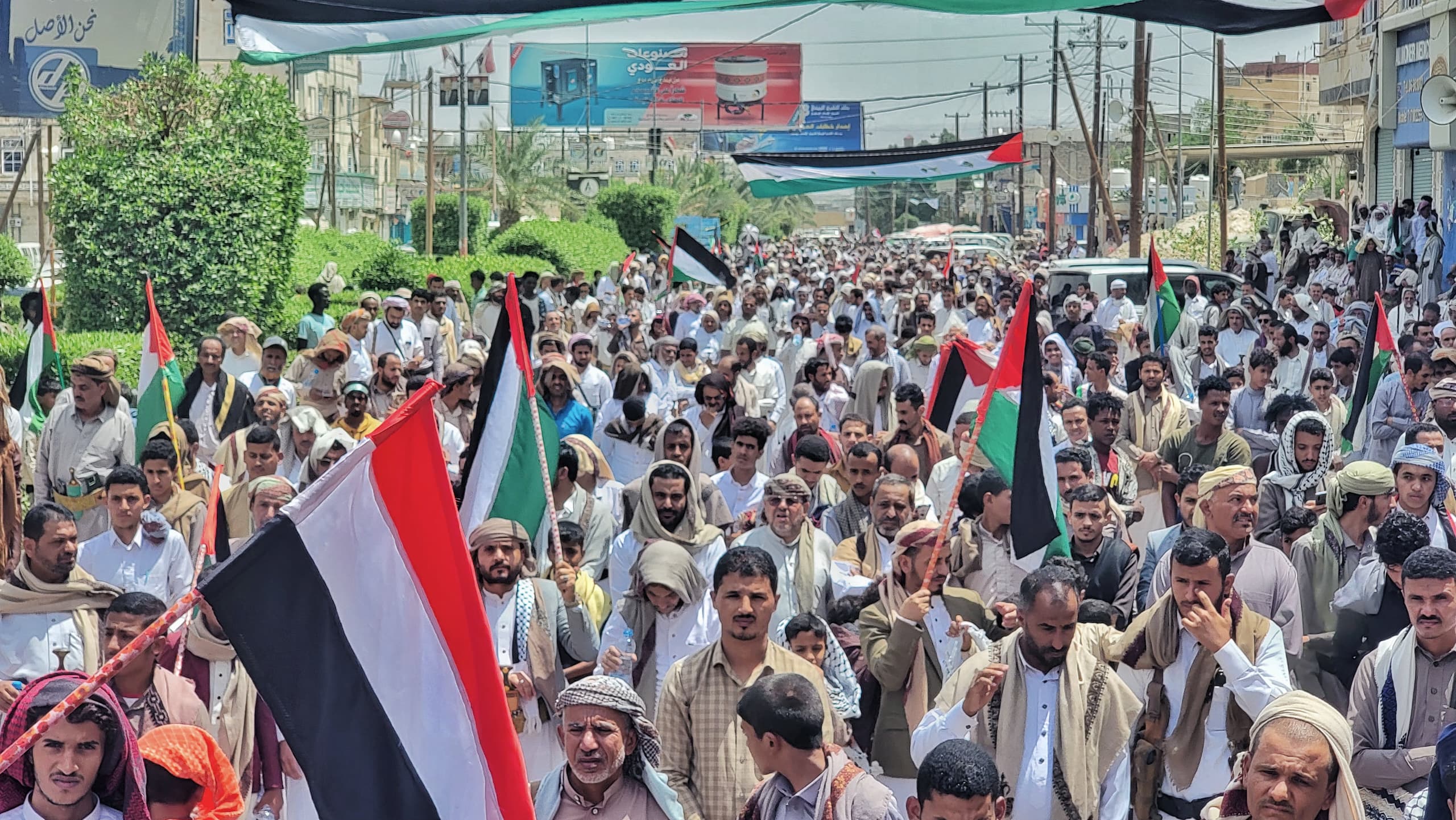 الشعب اليمن يدين الارهاب الاسرائيلي : وقفة تضامنية في مأرب تندد بجرائم الاحتلال المتواصلة بحق المدنيين في غزة