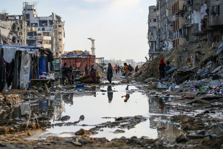 نازحون فلسطينيون في خان يونس في جنوب قطاع غزة في 16 أيار/مايو 2024 (ا ف ب)